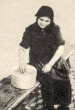 Babvets: 42 szem kukoricval jsol szitn a moldvai Gajcsnrl ideteleplt csng asszony (Egyhzaskozr, Baranya m.)