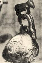1. Csanak, kgy alak fllel, rajta kutya figurja (Palcsg, 19. sz. vge). Bp. Nprajzi Mzeum