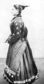Fiatalasszony 1880-bl, „fketben”. Fels testn blelt rkli, szoknyja fltt b ktny, azeltt pedig hmzett surc