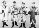 Maty frfiak szrben 1895-bl. A kt kzpsn cifra vlegnyszr, a bal szls szrn szernyebb hmzs, a jobb szlsn pedig posztborts