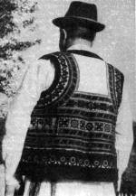 Demse D. Mihly szcs, a maga ksztette „cifrabundban” (Somoska, Moldva, 1975)