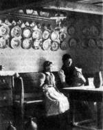 Szobabels, az asztal mgtti falon tlasfogassal s sorban felaggatott dsztnyrokkal (Karcsa, Borsod-Abaj-Zempln m., 1930-as vek)