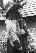 102. Asszony kdmnben, Kolon (v. Nyitra megye). Morvay Judit felvtele, 1961 (Nprajzi Mzeum, Budapest)