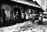 104. Lnyok fonba menet, Kalotaszeg (Kolozs megye). Erdlyi Zoltn felvtele, 1940-es vek (Nprajzi Mzeum, Budapest)