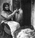 129. A srts rostfs hasznlata, Mra (Kolozs megye). Rearick Elisabeth felvtele, 1932 (Nprajzi Mzeum, Budapest)