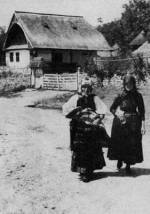 1. Keresztelsre menet. A fkomaasszony a gyermekkel s a vizet viv bba, Nyrsz (Kolozs megye). Kresz Mria felvtele, 1941 (Nprajzi Mzeum, Budapest)