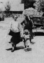 11. A komaasszony ebddel indul a fekvasszonyhoz, Boldog (Pest megye). Bak Ferenc felvtele, 1953 (Dob Istvn Vrmzeum, Eger)
