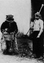 137. Medvemaszkos jtkos, trknek ltztt elvezetjvel, Baja (Bcs-Bodrog megye), 1904