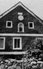 145. Szent Istvn szobra lakhz oromzati flkjben, Nemesvita (Veszprm megye). Lantos Mikls felvtele, 1980