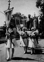 174. Krmeneti lobogkat s hordozhat Jzus Szve-szobrot viv Mria-lnyok, Boldog (Heves megye). Kunkovcs Lszl felvtele, 1980
