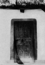 251. Ajtnak tmasztott sepr, a gonoszzs eszkze, Szilgy megye. Szendrey kos felvtele, 1940-es vek (Nprajzi Mzeum, Budapest)
