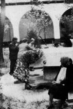 267. A szentkt vizvel beteg szemt mos asszony, Petfiszlls (Bcs-Kiskun megye). Barna Gbor felvtele, 1985
