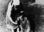 277. Ronts ellen szenesvzzel megmossk a gyermek arct, Szuhahuta (Heves megye). Diszegi Vilmos felvtele, 1952 (Nprajzi Mzeum, Budapest)