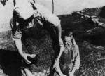 278. A ronts ellen megmosott arcot a pendely visszjval trlik meg, Szuhahuta (Heves megye). Diszegi Vilmos felvtele, 1952 (Nprajzi Mzeum, Budapest)