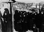 41. A halott bcsztatsra rkez asszonyok a porta kapujban, Szk (v. Szolnok-Doboka megye). Kunt Ern felvtele, 1972