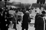 43. A temetsi menetben a kopors eltt a srkeresztet viszik, Fzrradvny (Borsod-Abaj-Zempln megye). Kunt Ern felvtele, 1980