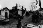 44. Dombra teleplt temet a keresztt stciival, amelyek csaldok srboltjai is, Tiszars (Szolnok megye). Kunt Ern felvtele, 1982