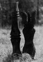 59. Kisgyermekek tulipnos farags srjelei reformtus temetben, Tornakpolna (Borsod-Abaj-Zempln megye). Kunt Ern felvtele, 1975