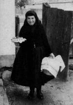 8. Keresztelbe rkez asszony telajndkokkal, Ipolytlgyes (v. Hont megye). Bene Zsuzsa felvtele, 1962 (Nprajzi Mzeum, Budapest)