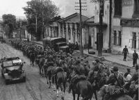 Magyar lovassg tvonul egy elfoglalt szovjet vroson, 1942. jlius