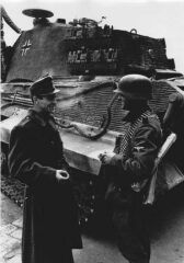 Nmet s magyar katona a Budai vrban, 1944. oktber 20. Httrben a Tigris–II. harckocsi