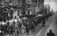 Szovjet alakulatok menetelnek az lli ton. 1945. februr