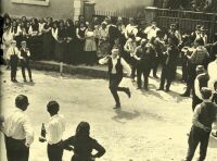 257. „Burschentanz“ vor der Kirche bei einer Hochzeit