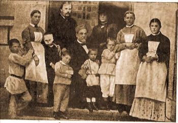 Pasteur (l) s Mecsnikoff (ll) a veszettsgbl kigygytott gyermekek kztt.